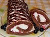 Шоколадный рулет со сливками и смородиной