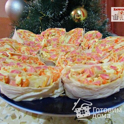Рулет из лаваша с копченой колбасой и морковью по-корейски