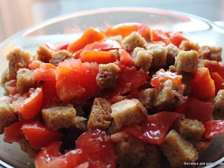 Салат из помидоров с прованскими крутонами