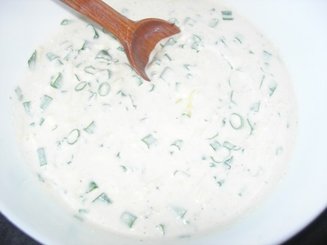 Сырный салат с зеленым луком