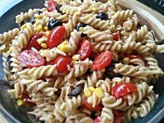 Пикантный салат из пасты с креветками/кукурузой