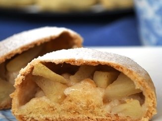 Рассыпчатые пирожки с яблоками и корицей