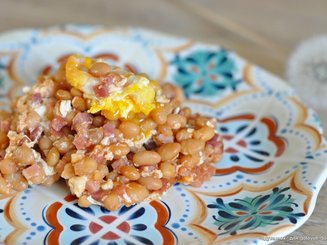 Запечённая фасоль с яйцом