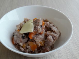 Ячневая каша с тыквой, ягодами и сухофруктами.
