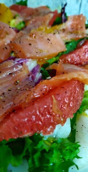 Салат с красной рыбой, грейпфрутом и апельсином фото к рецепту 2