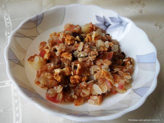 Овсяная каша с жареными яблоками
