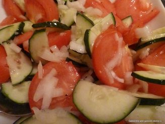 Салат из помидор с огурцами - что может быть нового?