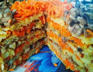 Картофельный торт с грибами и морковью