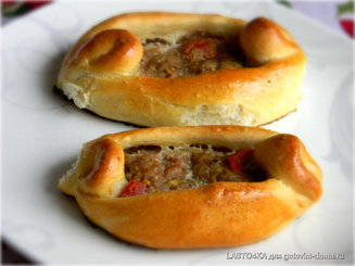 Пиде (турецкие лепешки) с фаршем, фетой и помидорами