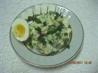 Яичный салат с зеленью, солеными огурцами и брынзой