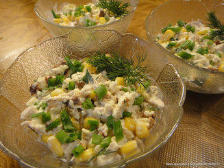 Салат с курицей, яичными блинчиками и кукурузой