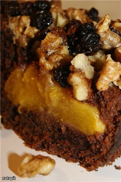 Шоколадный пирог с персиками и карамелизированными орехами фото к рецепту 2