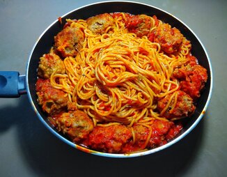 Спагетти с мясными шариками в томатном соусе