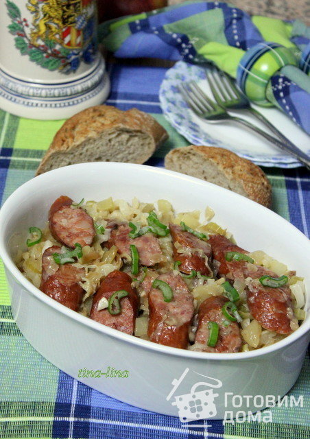 Колбаса с яблоками, капустой и сельдереем
