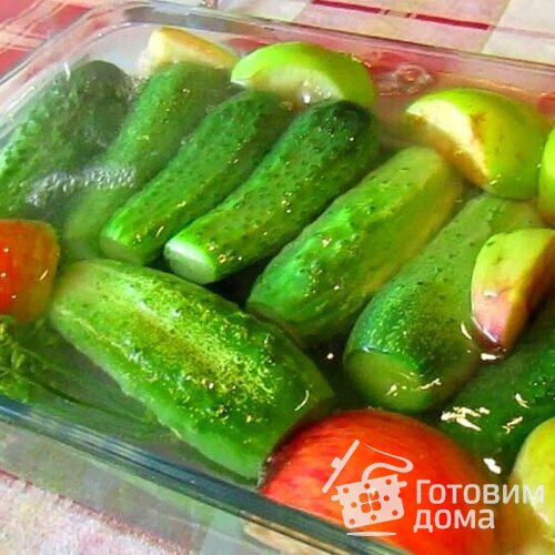 Малосольные огурцы с яблоком