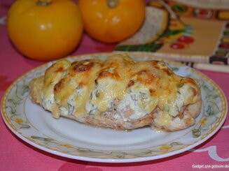 Куриное филе, запеченное с сыром и зеленью