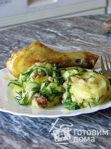 Картофельно-огуречный салат с хрустящей курочкой