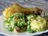 Картофельно-огуречный салат с хрустящей курочкой