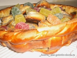 Корзинка с сахарными булочками и мармеладом
