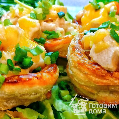 Ленивые корзиночки из слоеного теста с курицей