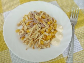 Салат с курицей, яичными блинчиками и кукурузой