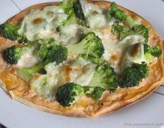 "Пицца" с брокколи и сыром на круглом лаваше