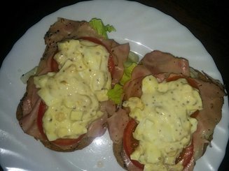 Smørrebrød - Бутерброд с ветчиной и яичным салатом