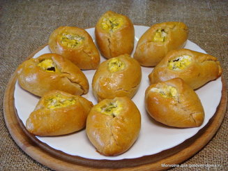 Открытые пирожки с сыром и зеленью