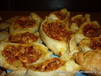 Бутерброды из слоеного теста с сыром, курицей и морковью