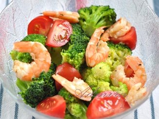 Салат "Весна у моря" с брокколи, черри и креветками