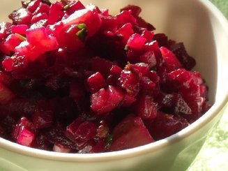 Салат из свеклы, картофеля и зеленого лука