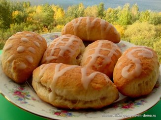 Творожные пирожки с яблоками и изюмом