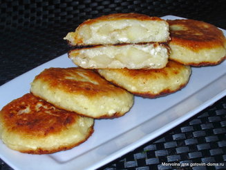 Сырники с начинкой из яблок и изюма