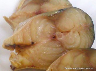Соленая скумбрия с черносливом