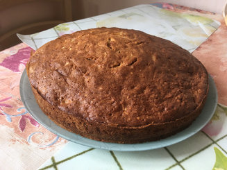 Яблочный пирог с орехами и изюмом