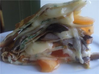 Блинный пирог с помидорами, грибами и сыром