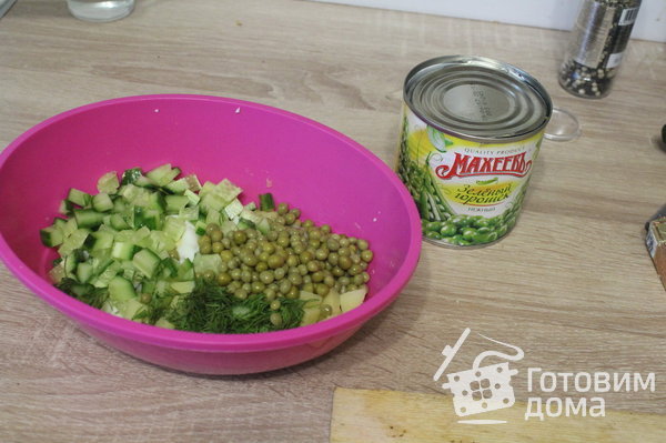 Салат с кальмарами и зеленым горошком фото к рецепту 2