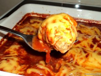 Мясные фрикадельки в остром томатном соусе под сыром