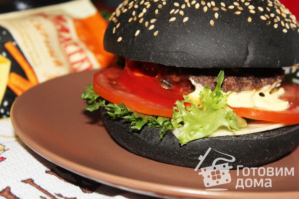 Запечённый чёрный бургер с сырррным соусом Махеевъ фото к рецепту 10