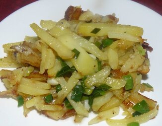 Жареная картошка с зеленым луком и чесноком