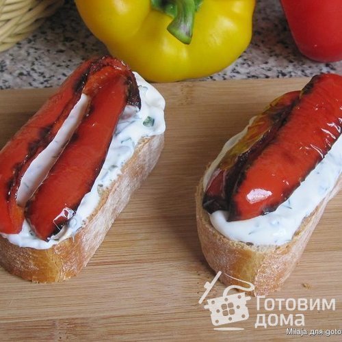 Бутерброды с жареным перцем и сметаной с зеленью