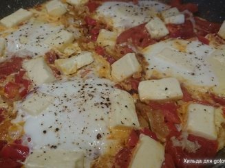 Шакшука со сладким перцем и брынзой