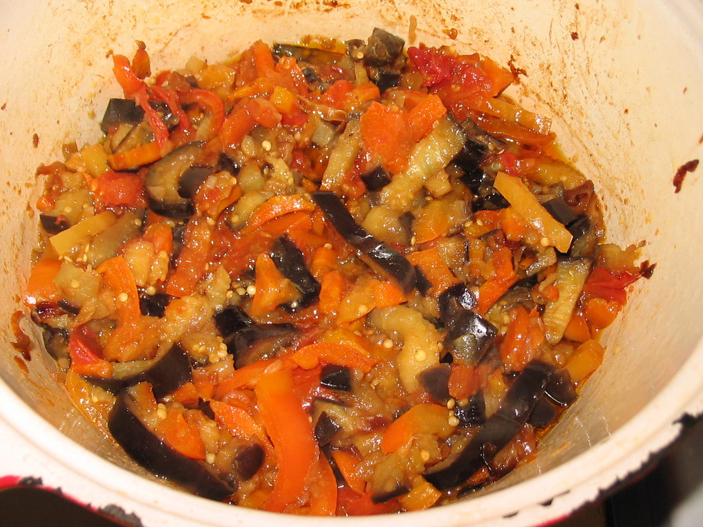 Баклажаны помидоры лук чеснок рецепт. Овощи баклажан. Баклажаны тушеные с овощами. Тушёные баклажаны с луком и морковью. Кабачки тушеные с баклажанами.