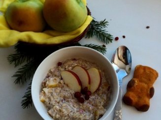 Овсяная каша с яблоком и клюквой
