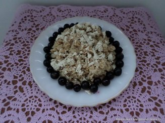 Овсяная каша с халвой и малиной