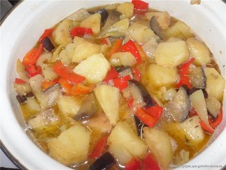 Картофельное рагу с баклажанами и перцем