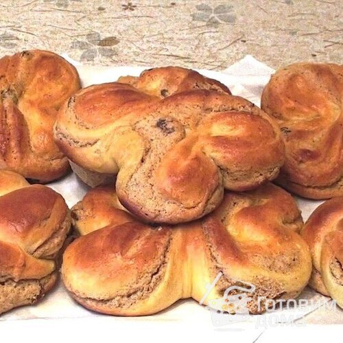 Булочки с миндальным кремом и изюмом