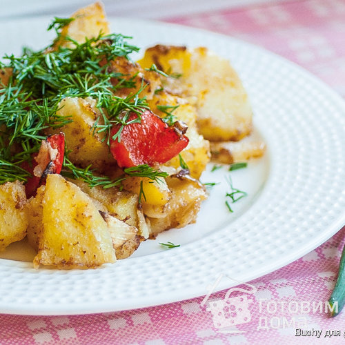 Печенный картофель с болгарским перцем и луком