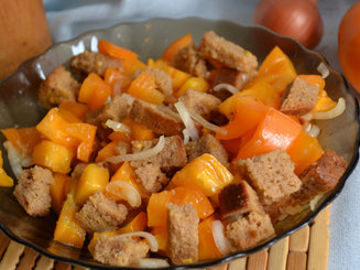 Хлебный салат с помидорами и луком