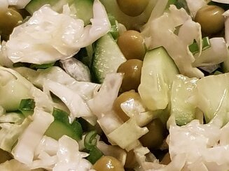 Овощной салат с яблоком и горошком